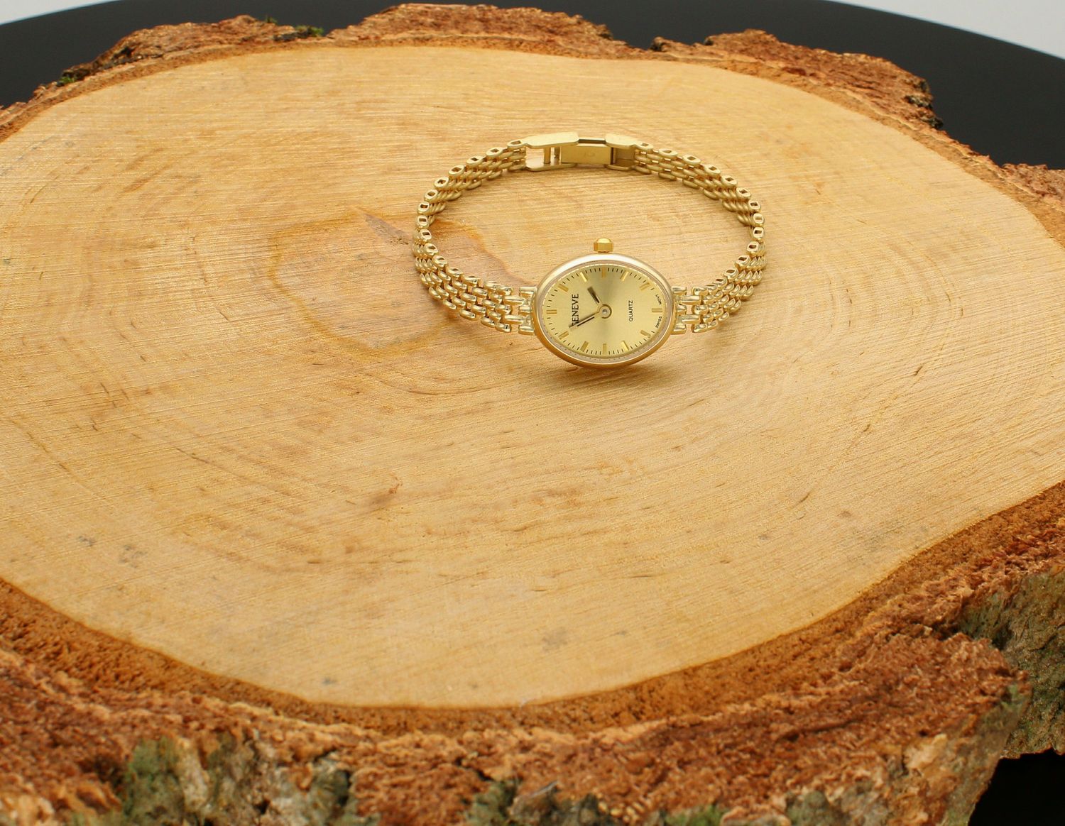 Damski zegarek złoty GENEVE ZG 147 wyposażony jest w kwarcowy mechanizm, zasilany za pomocą baterii. Posiada bardzo wysoką dokładność mierzenia czasu +- 10 sekund w przeciągu 30 d (2).jpg